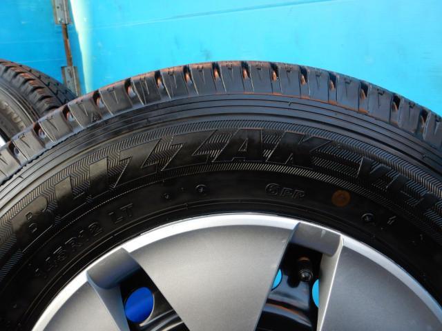 ダイハツ　ハイゼットカーゴ　パーツ情報
ハイゼットなどダイハツ、スズキの軽トラ、軽バンに装着できるスタッドレスセット入庫です！
ハイゼット純正スチール　12インチ　ブリヂストンスタッドレス付！