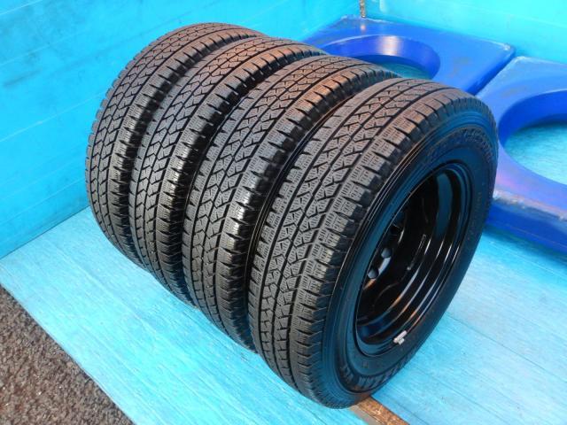 ダイハツ　ハイゼットカーゴ　パーツ情報
ハイゼットなどダイハツ、スズキの軽トラ、軽バンに装着できるスタッドレスセット入庫です！
ハイゼット純正スチール　12インチ　ブリヂストンスタッドレス付！