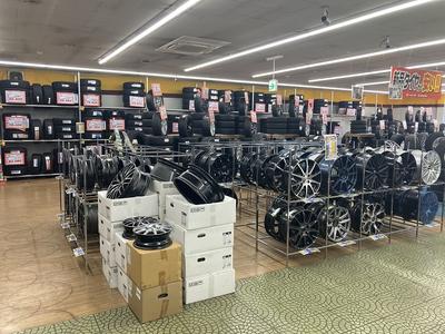 新品タイヤコーナー