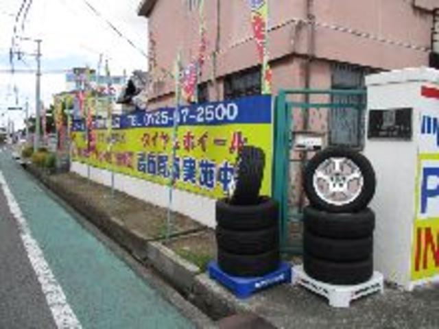 道路沿いの黄色い看板とノボリが目印です。