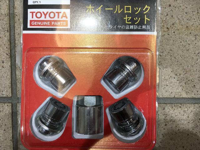 プリウス トヨタ純正キー付きロックナット取付 グーネットピット プリウス トヨタ純正キー付きロックナット取付 グーネットピット