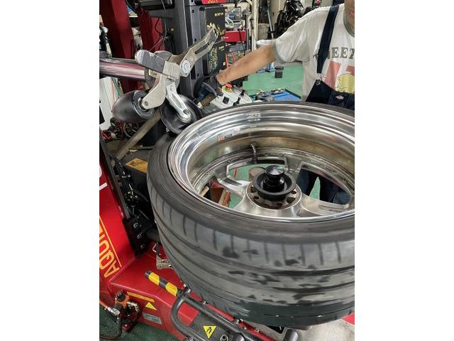 WORKホイールのタイヤ外し作業