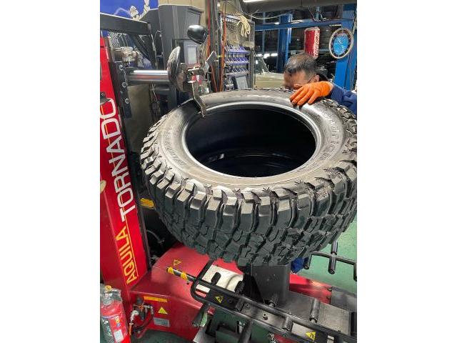 クライスラー　Jeep持込タイヤ交換
37×12.5R20