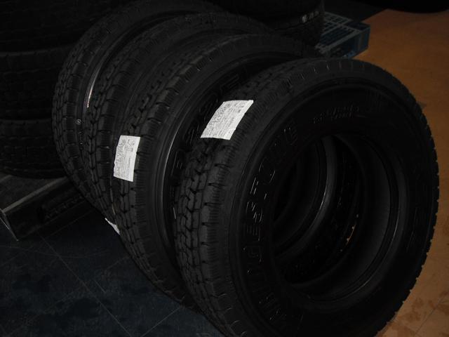 ４ｔ　ダンプ　トラック　リア　リトレッド　再生　タイヤ　ブリヂストン　Ｍ８９０　225/80R17.5　4本　交換　引き取り　配達　三重県　松阪市　ミスタータイヤマン