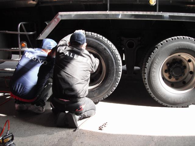 いすゞ　ギガマックス　GIGAMAX　大型　トラック　タンクローリー　再生　タイヤ　リトレッド　Ｗ９１０　275/80R22.5　2本　交換　三重県　松阪市　ミスタータイヤマン