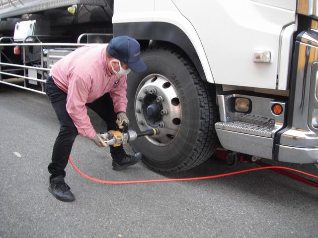 いすゞ　ＧＩＧＡ　大型　トラック　タンクローリー　フロント　タイヤ　左右　振替　三重県　松阪市　ミスタータイヤマン