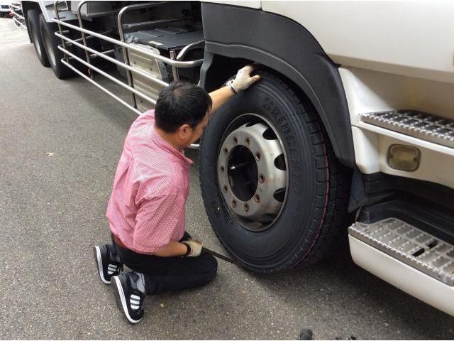 いすゞ　ギガ　２０ｔ　タンクローリー　トラック　タイヤ　交換　組替　三重県　松阪市　タイヤ屋さん　ミスタータイヤマン松阪