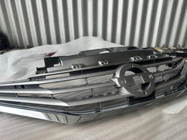 ニッサン　ノート　バンパーグリル交換
沖縄市　北中城村　うるま市　宜野湾市　浦添市　西原町　北谷町