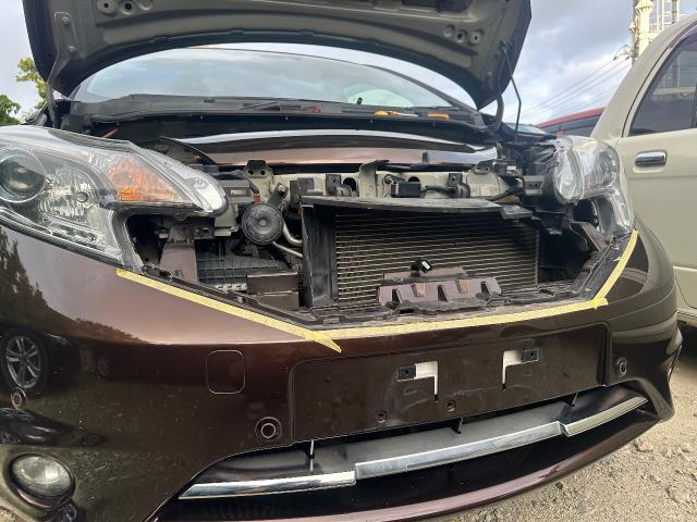 ニッサン　ノート　バンパーグリル交換
沖縄市　北中城村　うるま市　宜野湾市　浦添市　西原町　北谷町