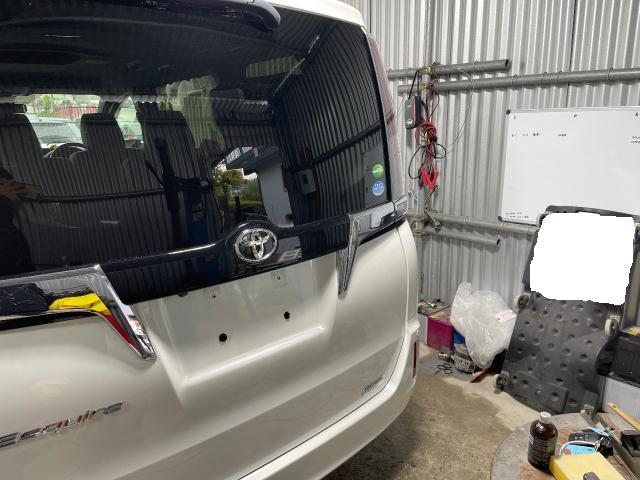 トヨタ　エスクァイア　ガラスコーティング
沖縄市　北中城村　うるま市　宜野湾市　浦添市　西原町　北谷町