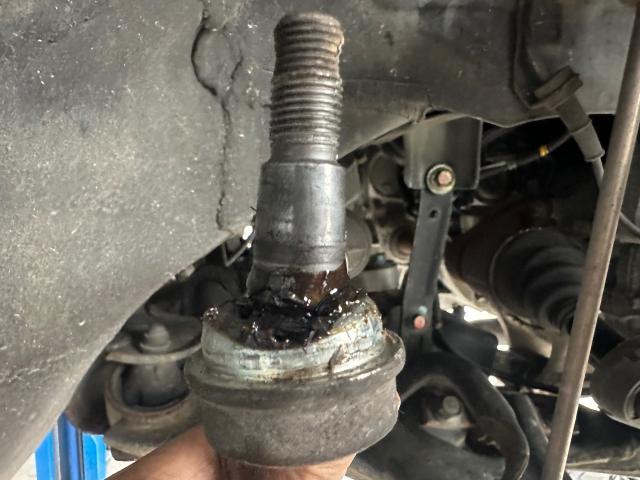 ステップワゴンスパーダ　サスペンション・足回り修理・整備　エンドブーツ、ボールブーツ
沖縄市　北中城村　うるま市　宜野湾市　浦添市　西原町　北谷町