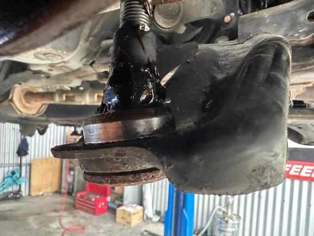 ステップワゴンスパーダ　サスペンション・足回り修理・整備　エンドブーツ、ボールブーツ
沖縄市　北中城村　うるま市　宜野湾市　浦添市　西原町　北谷町