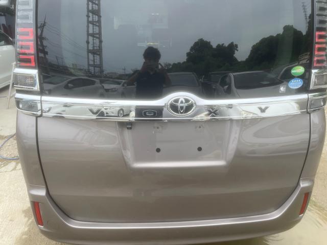 トヨタ　ヴォクシー　ガラスコーティング
沖縄市　北中城村　うるま市　宜野湾市　浦添市　西原町　北谷町