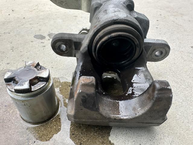 プリウス　サスペンション・足回り修理・整備
沖縄市　北中城村　うるま市　宜野湾市　浦添市　西原町　北谷町