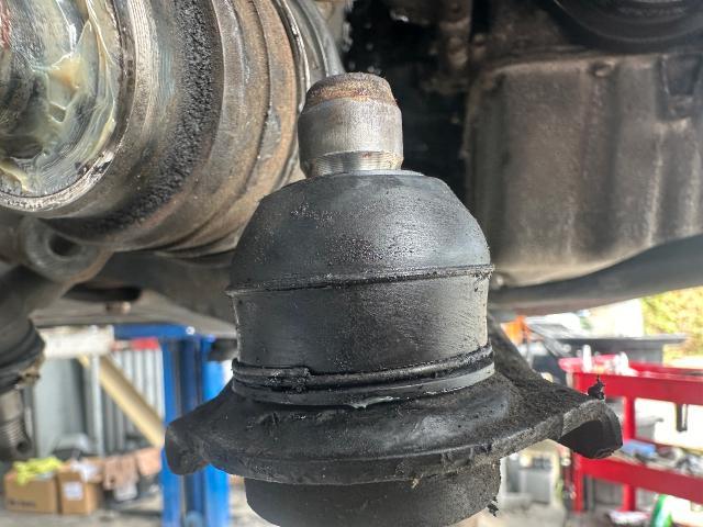 ビアンテ　サスペンション・足回り修理・整備　ロワボールブーツ交換
沖縄市　北中城村　うるま市　宜野湾市　浦添市　西原町　北谷町