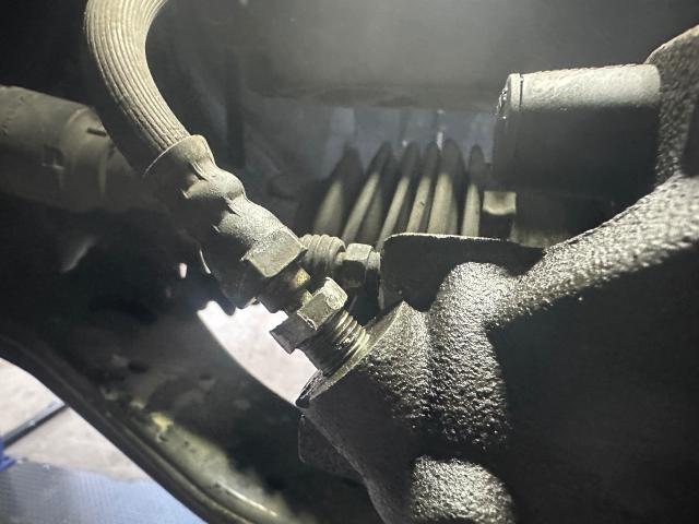 プレマシー　サスペンション・足回り修理・整備 ブレーキホース交換
沖縄市　北中城村　うるま市　宜野湾市　浦添市　西原町　北谷町