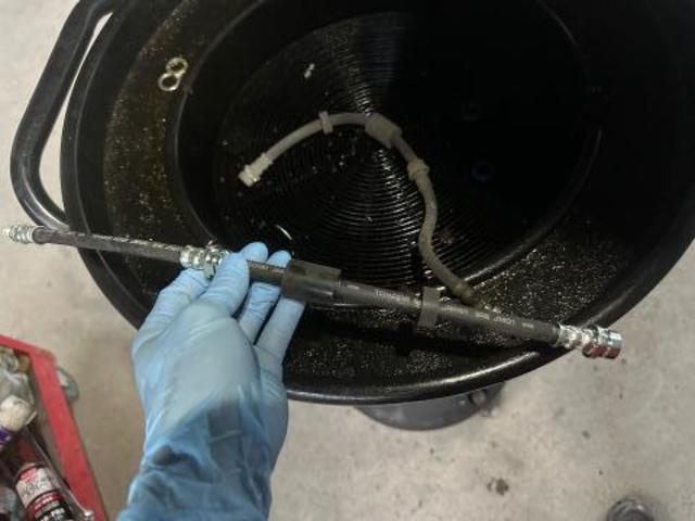 プレマシー　サスペンション・足回り修理・整備 ブレーキホース交換
沖縄市　北中城村　うるま市　宜野湾市　浦添市　西原町　北谷町