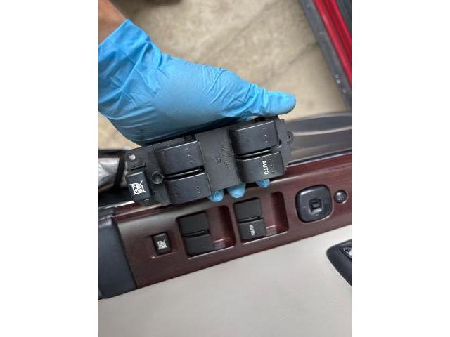 ベリーサ　電装系修理　P/Wスイッチ交換
沖縄市　北中城村　うるま市　宜野湾市　浦添市　西原町　北谷町