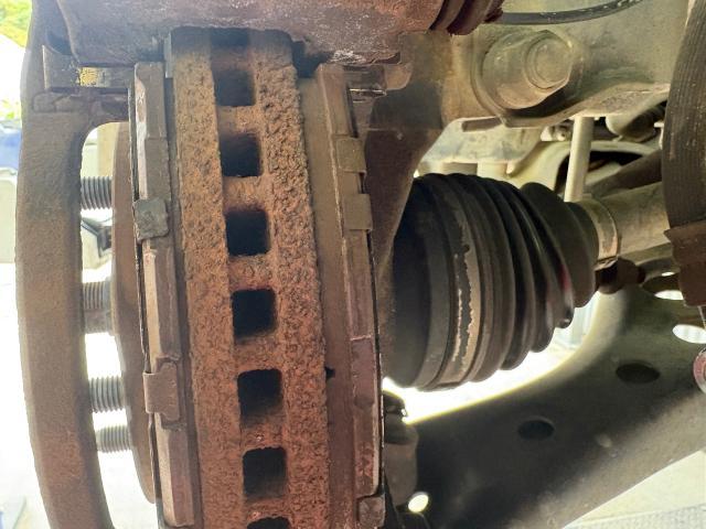 ヴォクシー　サスペンション・足回り修理・整備　ブレーキパッド交換
沖縄市　北中城村　うるま市　宜野湾市　浦添市　西原町　北谷町