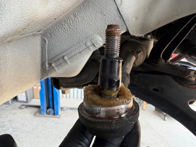 三菱　ｅＫワゴン　車検整備、オイル交換、タイロッドエンドブーツ交換
沖縄市　北中城村　うるま市　宜野湾市　浦添市　西原町　北谷町