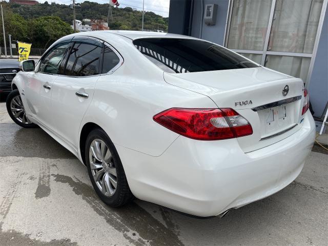 日産　フーガハイブリッド　クリーニング・清掃
沖縄市　北中城村　うるま市　宜野湾市　浦添市　西原町　北谷町