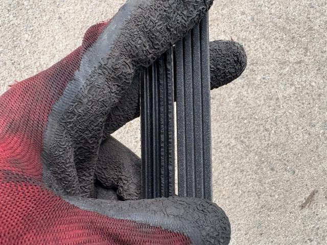 ダイハツ　ムーヴ　車検　ファンベルト、クーラーベルト交換
沖縄市　北中城村　うるま市　宜野湾市　浦添市　西原町　北谷町