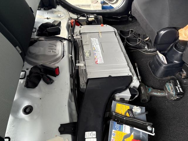 トヨタ　アクア　電装系修理　ハイブリッドバッテリーチェックランプ、ハイブリッドバッテリー交換
沖縄市　北中城村　うるま市　宜野湾市　浦添市　西原町　北谷町