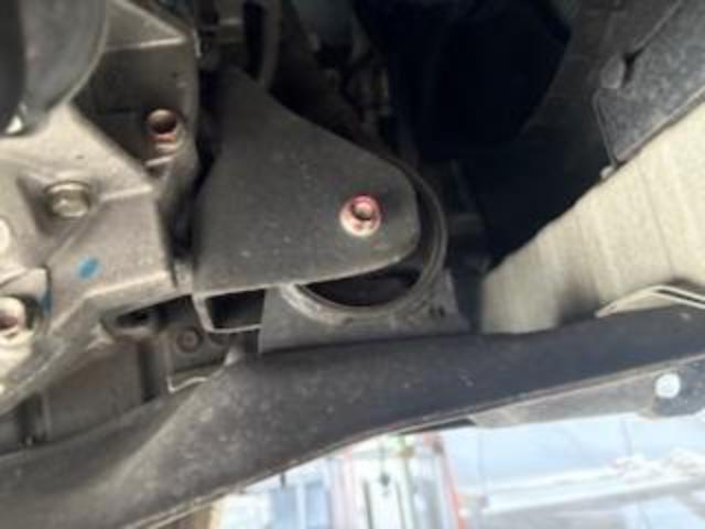 三菱　デリカＤ：５　エンジン関連修理・整備 エンジンマウント交換、ファンベルト交換、テンショナープーリー交換
沖縄市　北中城村　うるま市　宜野湾市　浦添市　西原町　北谷町