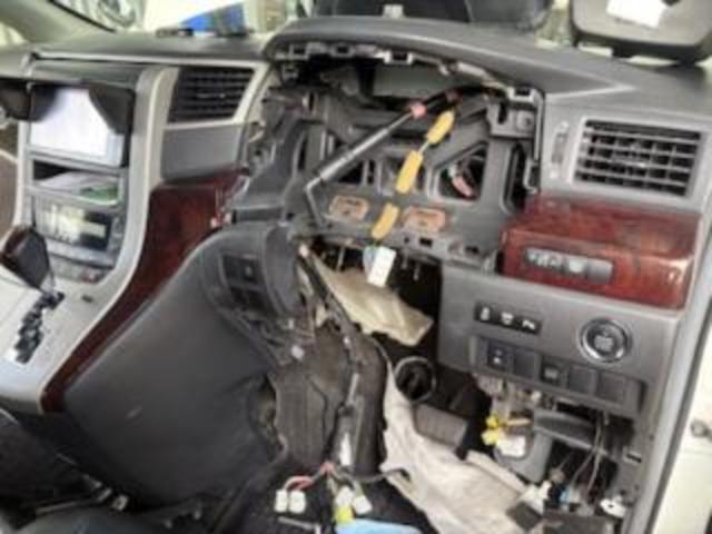 トヨタ　ヴェルファイア　その他修理・整備　ハンドルコラム、ステアリングシャフト交換
沖縄市　北中城村　うるま市　宜野湾市　浦添市　西原町　北谷