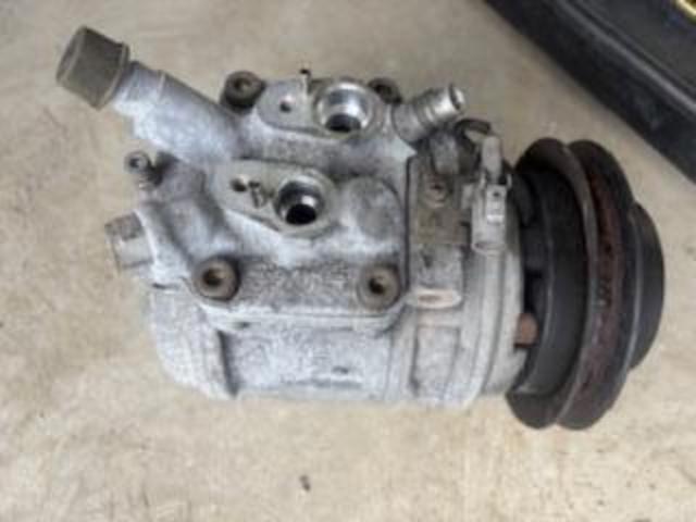 トヨタ　ハイラックス　電装系修理　エアコンコンプレッサー交換
沖縄市　北中城村　うるま市　宜野湾市　浦添市　西原町　北谷町