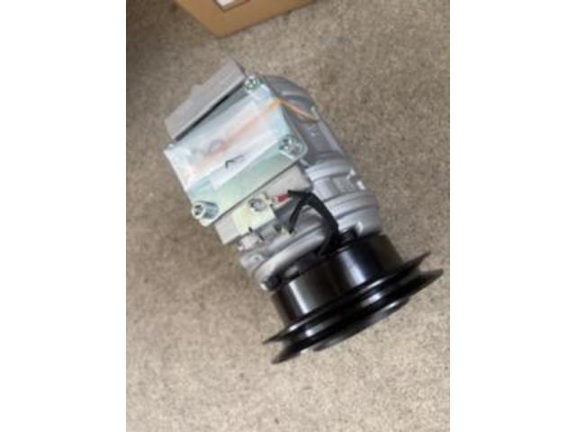 トヨタ　ハイラックス　電装系修理　エアコンコンプレッサー交換
沖縄市　北中城村　うるま市　宜野湾市　浦添市　西原町　北谷町