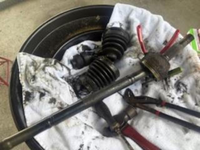 日産　エクストレイル　ミッション・駆動系修理・整備　ドライブシャフトブーツ交換
沖縄市　北中城村　うるま市　宜野湾市　浦添市　西原町　北谷町