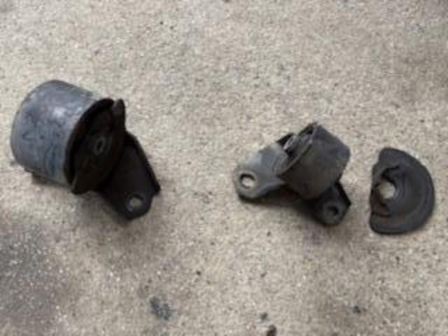 ダイハツ ミラジーノ 車検 エンジンマウント交換
沖縄市 北中城村 うるま市 宜野湾市 浦添市 西原町 北谷町