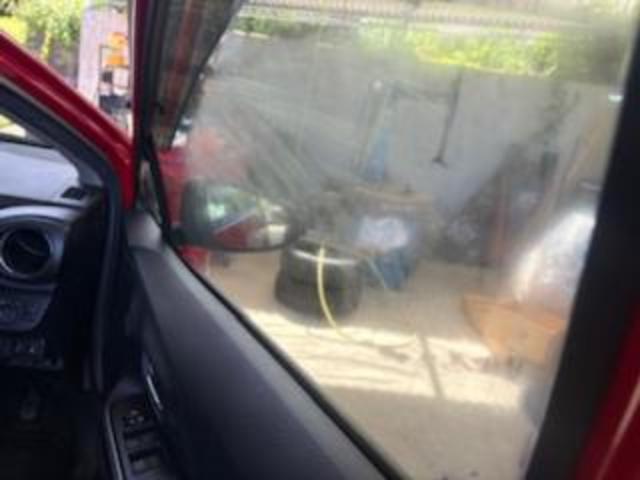 トヨタ　アクア　その他修理・整備　フロントドアガラス交換
沖縄市　北中城村　うるま市　宜野湾市　浦添市　西原町　北谷町