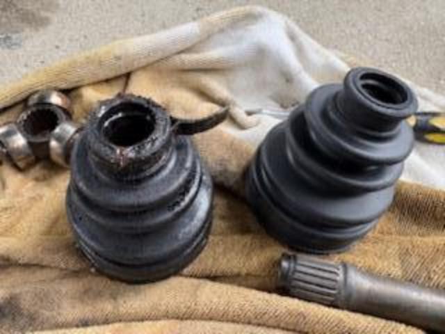 ダイハツ ミラジーノ 車検整備 エアクリーナー、タイロッドエンドブーツ、ロアボールブーツ、ドライブシャフトブーツ交換
沖縄市 北中城村 うるま市 宜野湾市 浦添市 西原町 北谷町