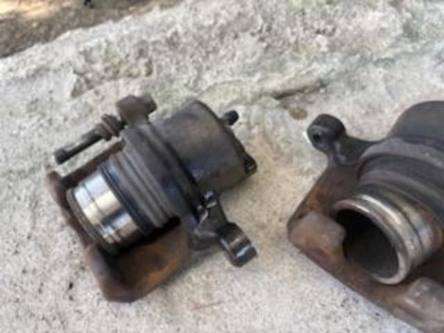 ダイハツ ミラジーノ 車検 フロントキャリパーオーバーホール
沖縄市 北中城村 うるま市 宜野湾市 浦添市 西原町 北谷町