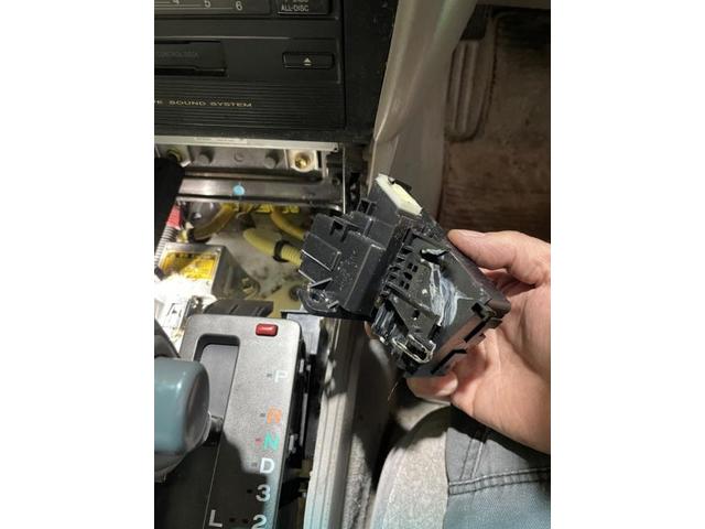 クラウン　ＪＺＳ１７５　シフトレバーボタンが動かない