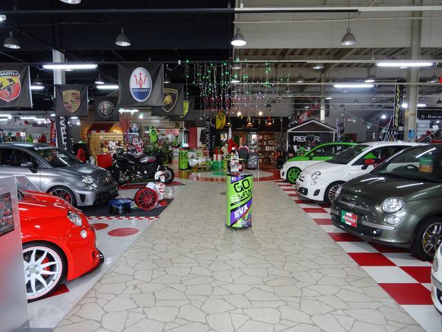 室内展示スペースには限定車やデモカーが並んでおります。