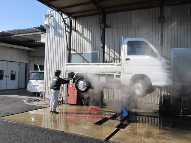 リフトを使って下回りもガッツリ洗浄中です。日頃洗車しづらい場所もプロにお任せ下さい！！