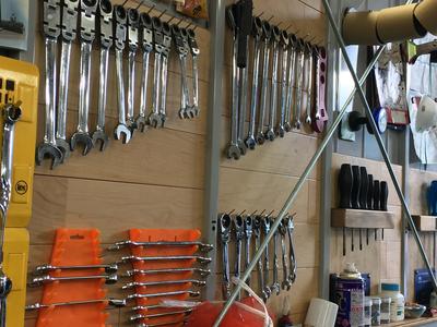 壁にはズラリと工具が並んでいます！
