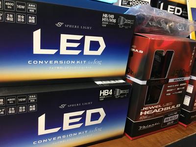 店内は自動車パーツの宝庫