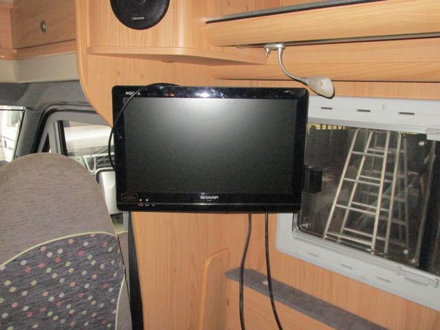 キャンピングカー　バーストナー　液晶ＴＶの取付