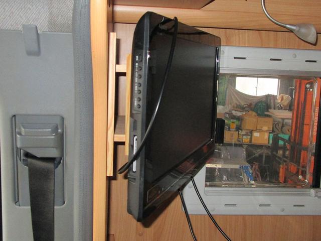 キャンピングカー　バーストナー　液晶ＴＶの取付