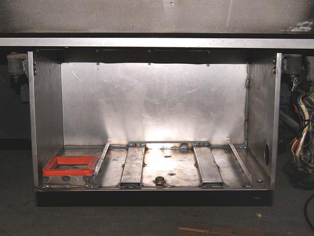 キャンピングカー　ドメティック・トラベラー　発電機ケース製作