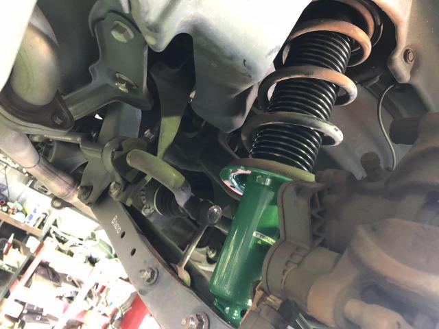 愛媛県松山市余戸南　スバル　レヴォーグ　サスペンション・足回りパーツ取付　ショック交換　足回り交換
