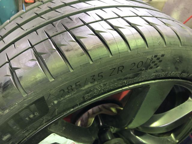 愛媛県松山市余戸南　日産　ＧＴ－Ｒ　R35　タイヤ交換　20インチタイヤ交換