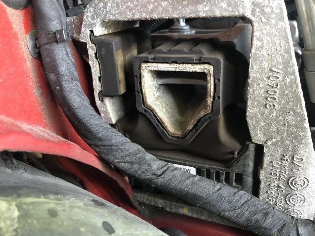 愛媛県松山市余戸南　ＭＩＮＩ　エンジン関連修理　エンジンマウント交換　F型