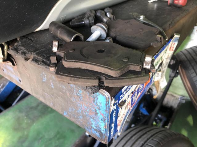 愛媛県松山市余戸南　ＭＩＮＩ　クロスオーバー　ブレーキパット交換　ブレーキローター研磨　ブレーキ修理