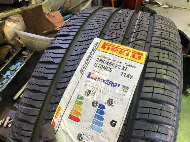 愛媛県松山市余戸南　ランドローバー　レンジローバーヴェラール　タイヤ交換　22インチタイヤ交換