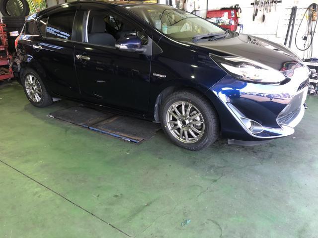 愛媛県松山市余戸南　トヨタ　アクア　スタッドレスホイール交換